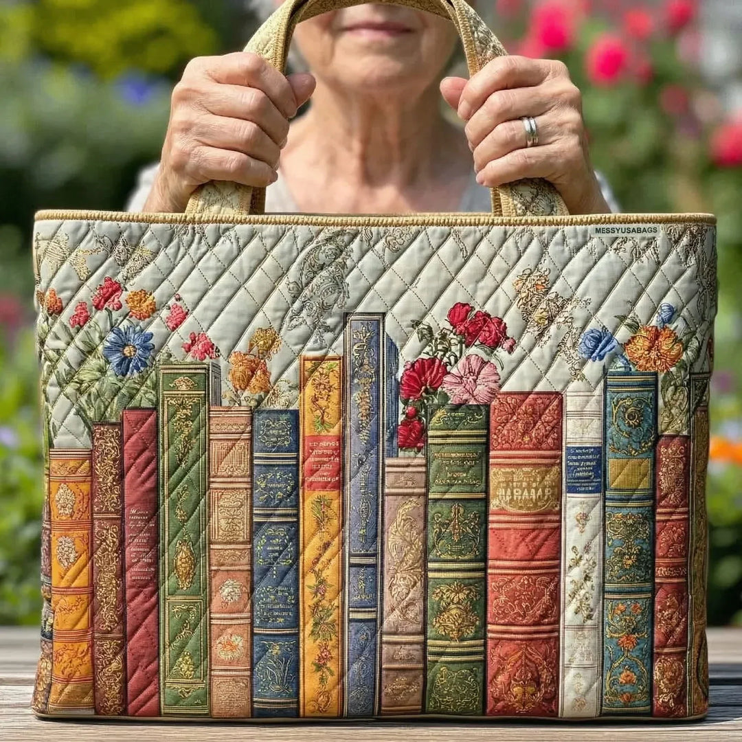 Christiane | Quilted Tote Bag med Motiv Fortryllet Bibliotek
